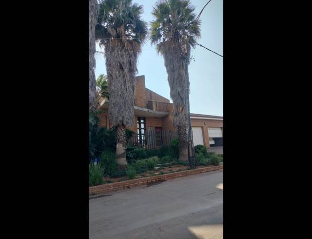 5 BEDROOM HOUSE FOR SALE IN CROSBY